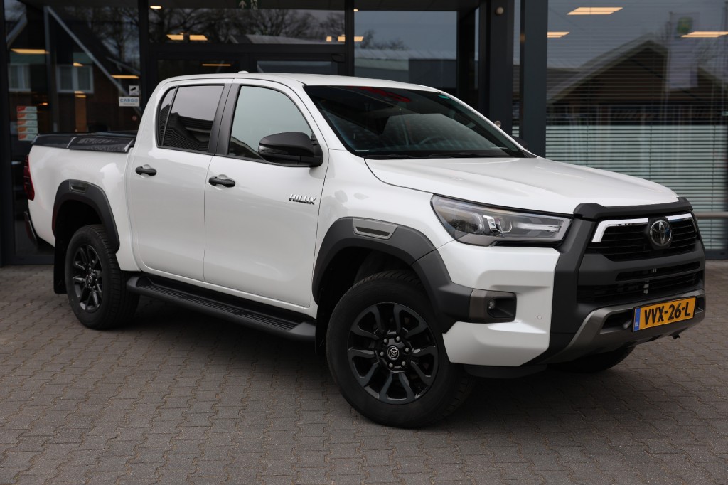 TOYOTA HILUX 2.8 D-4D DUBBEL CABIN INVINCIBLE  2 SITZ A/T 4WD VAN | Lesscher 4WD