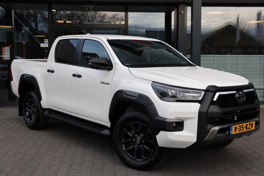 TOYOTA HILUX 2.8 D-4D DUBBEL CABIN INVINCIBLE  2 SITZ A/T 4WD VAN | Lesscher 4WD