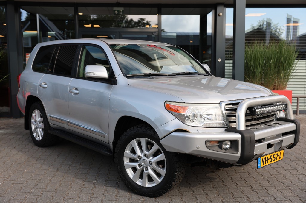 TOYOTA LANDCRUISER V8 4.5 D-4D EXECUTIVE A/T VAN N1 MAG 9000 KG TREKKEN | Lesscher 4WD
