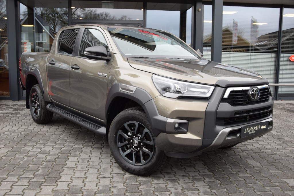 TOYOTA HILUX 2.8 D-4D DUBBEL CABIN 48V HYBRIDE INVINCIBLE A/T 4WD  2 ZITS VAN ( INCL. BPM GRIJS KENTEKEN ) | Lesscher 4WD