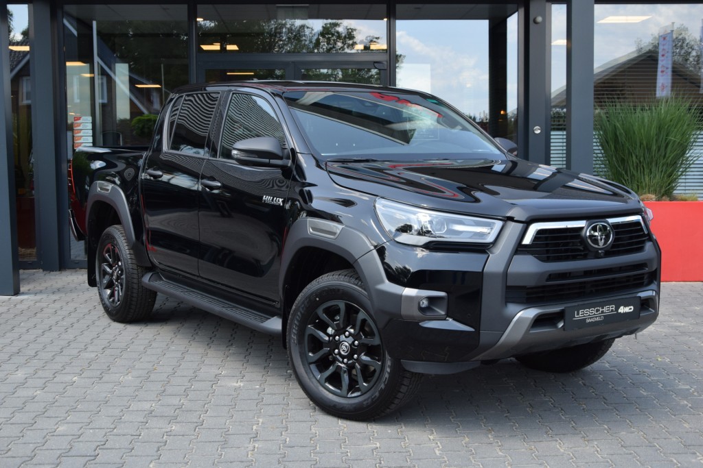 TOYOTA HILUX 2.8 D-4D DUBBEL CABIN 48V HYBRIDE INVINCIBLE A/T 4WD  2 ZITS VAN ( INCL. BPM GRIJS KENTEKEN ) | Lesscher 4WD
