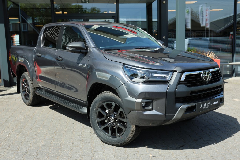 TOYOTA HILUX 2.8 D-4D DUBBEL CABIN 48V HYBRIDE INVINCIBLE A/T 4WD  2 ZITS VAN ( INCL. BPM GRIJS KENTEKEN ) | Lesscher 4WD