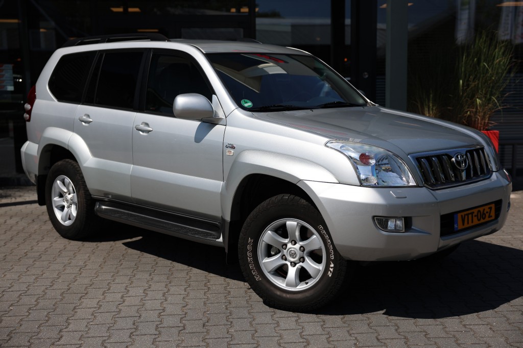 TOYOTA LANDCRUISER 120 3.0 D-4D 5DRS SX A/T VAN MARGE | Lesscher 4WD