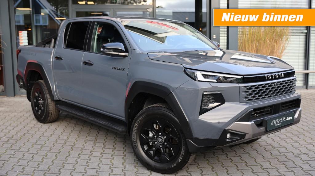 TOYOTA HILUX 2.8 D-4D DUBBEL CABIN 48V HYBRIDE INVINCIBLE A/T 4WD 5 ZITS VAN | Lesscher 4WD