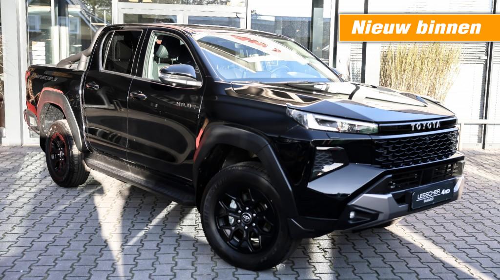TOYOTA HILUX 2.8 D-4D DUBBEL CABIN 48V HYBRIDE INVINCIBLE A/T 4WD 5 ZITS VAN | Lesscher 4WD