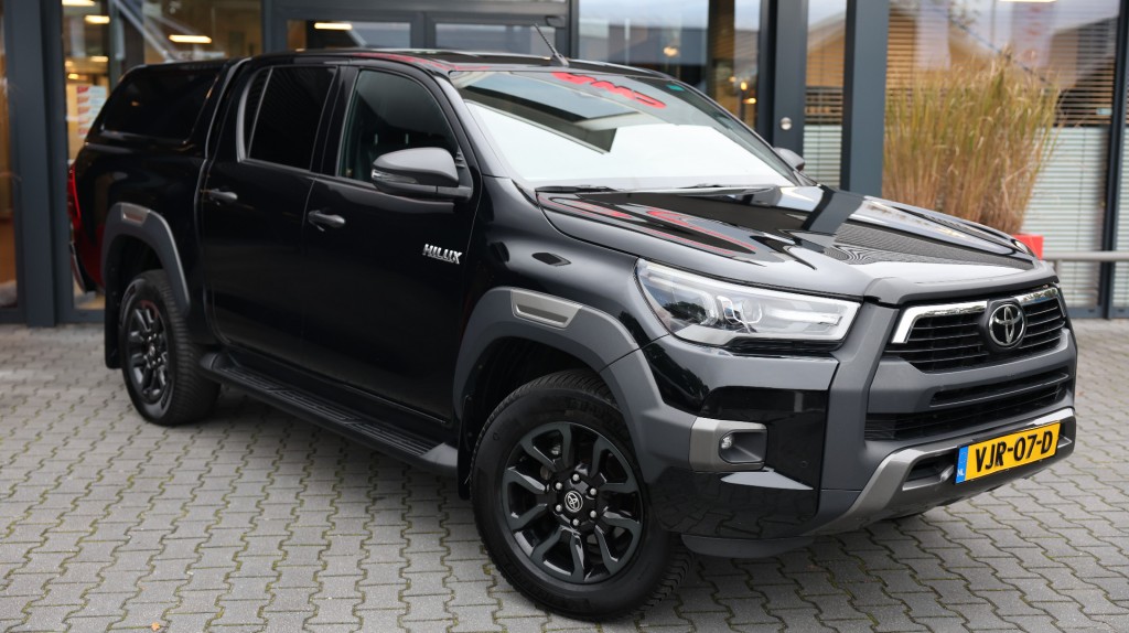 TOYOTA HILUX 2.8 D-4D DUBBEL CABIN  INVINCIBLE A/T 4WD 5 ZITS VAN | Lesscher 4WD